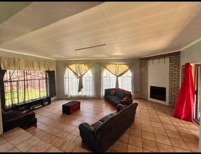 3 BEDROOM HOUSE FOR SALE IN SELECTION PARK